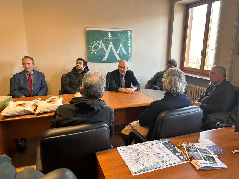 PROVINCIA GRANDA - Un momento della visita del vescovo alla sede del Parco