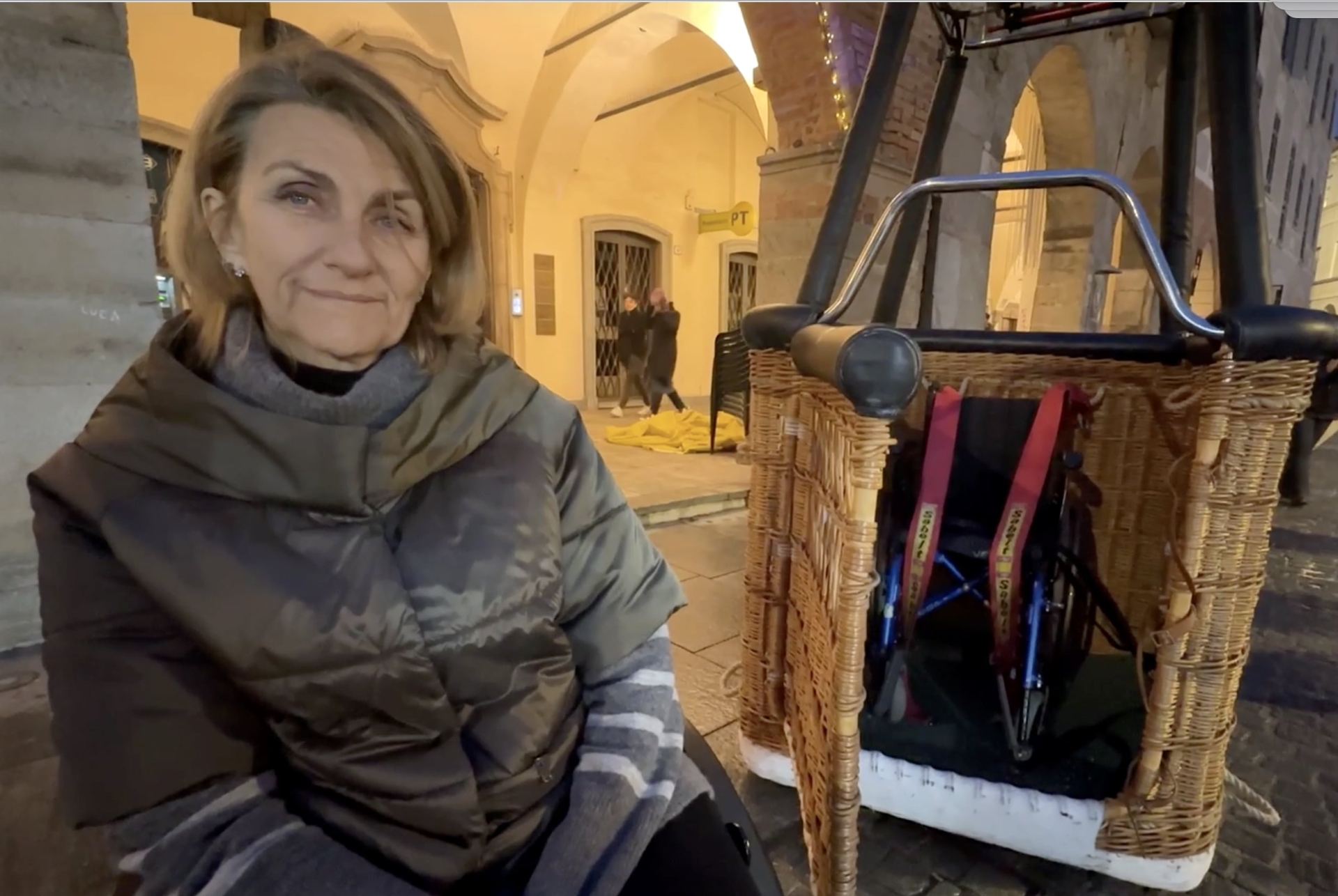 Adele e carrozzina in cesta min 1761766666824