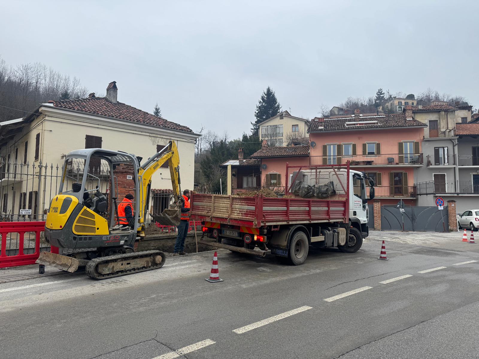 PROVINCIA GRANDA - Gli operai al lavoro sul marciapiede in via Nielli a San Michele Mondovì
