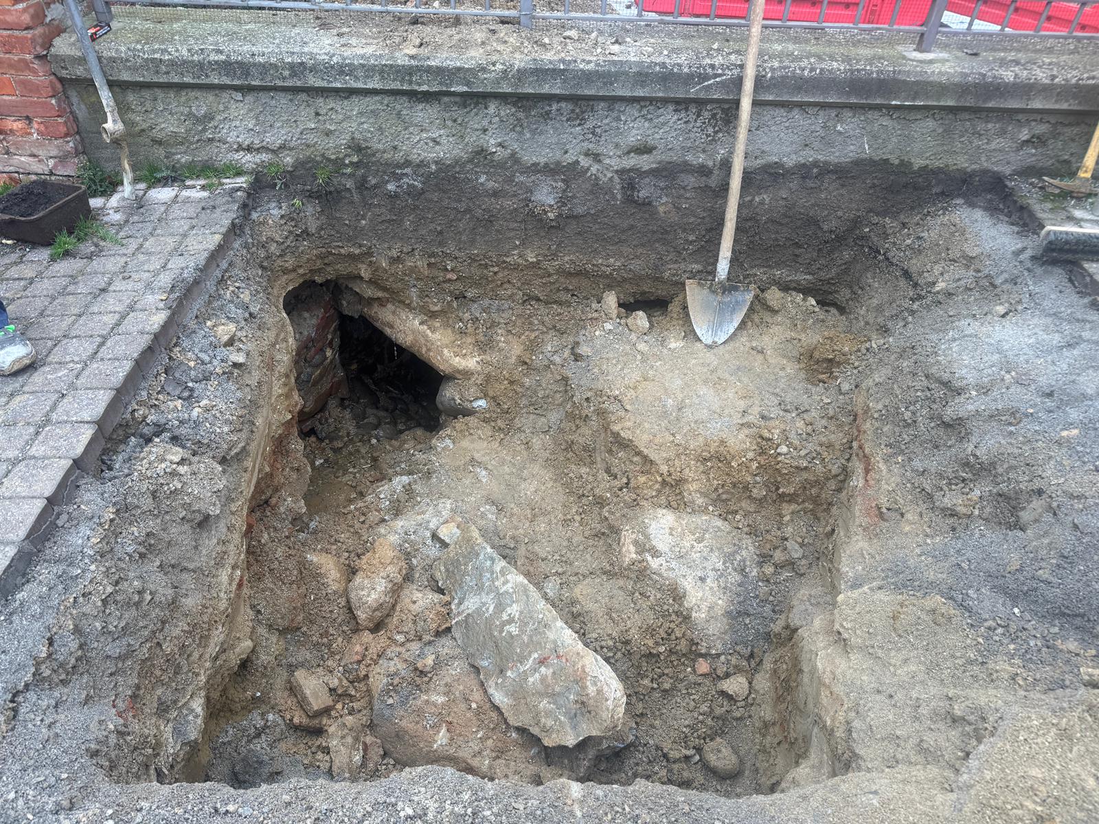 PROVINCIA GRANDA - La voragine che si è aperta nel marciapiede di via Nielli