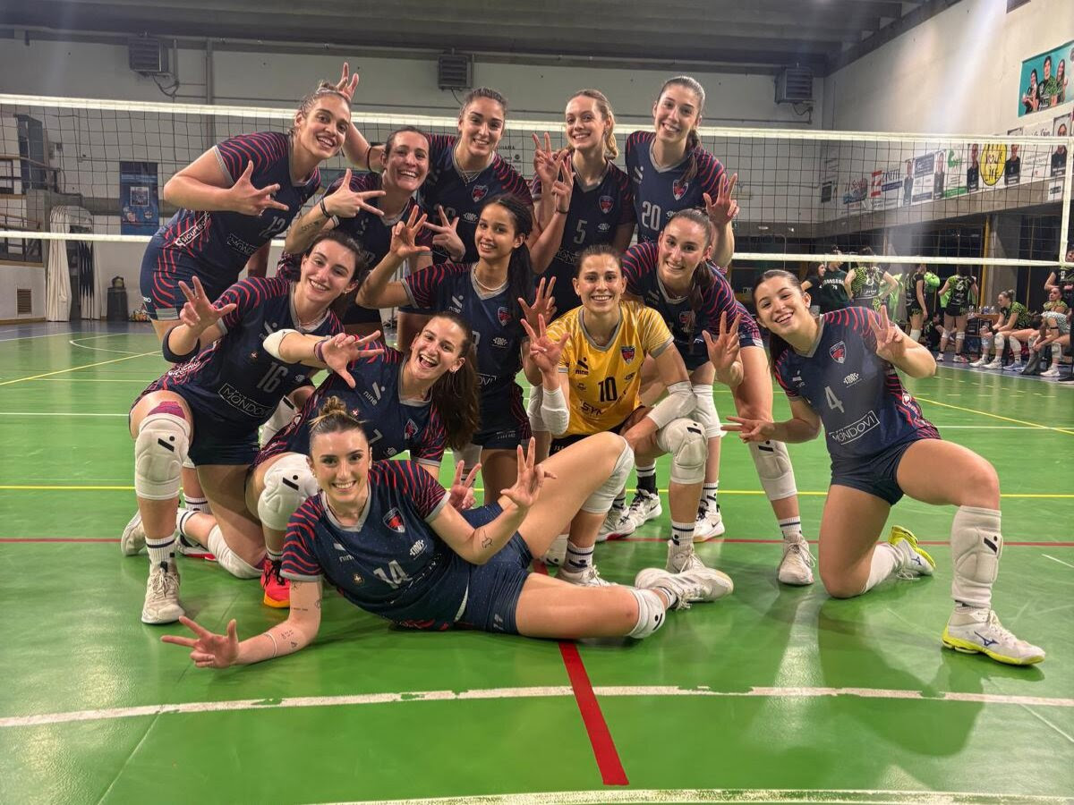 PROVINCIA GRANDA - Mondovì Volley: la gioia dopo la vittoria nella gara contro la capolista Garlasco