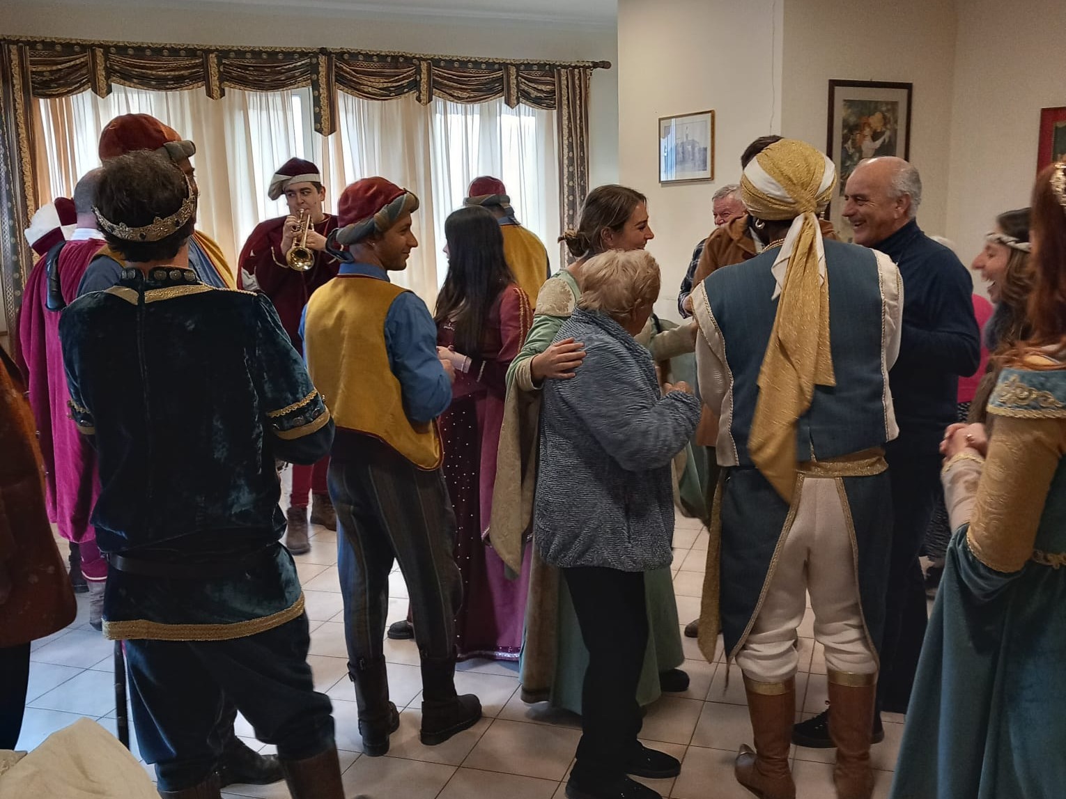 PROVINCIA GRANDA - Le maschere della Corte del Moro monregalese fanno ballare gli ospiti di Casa Mosè