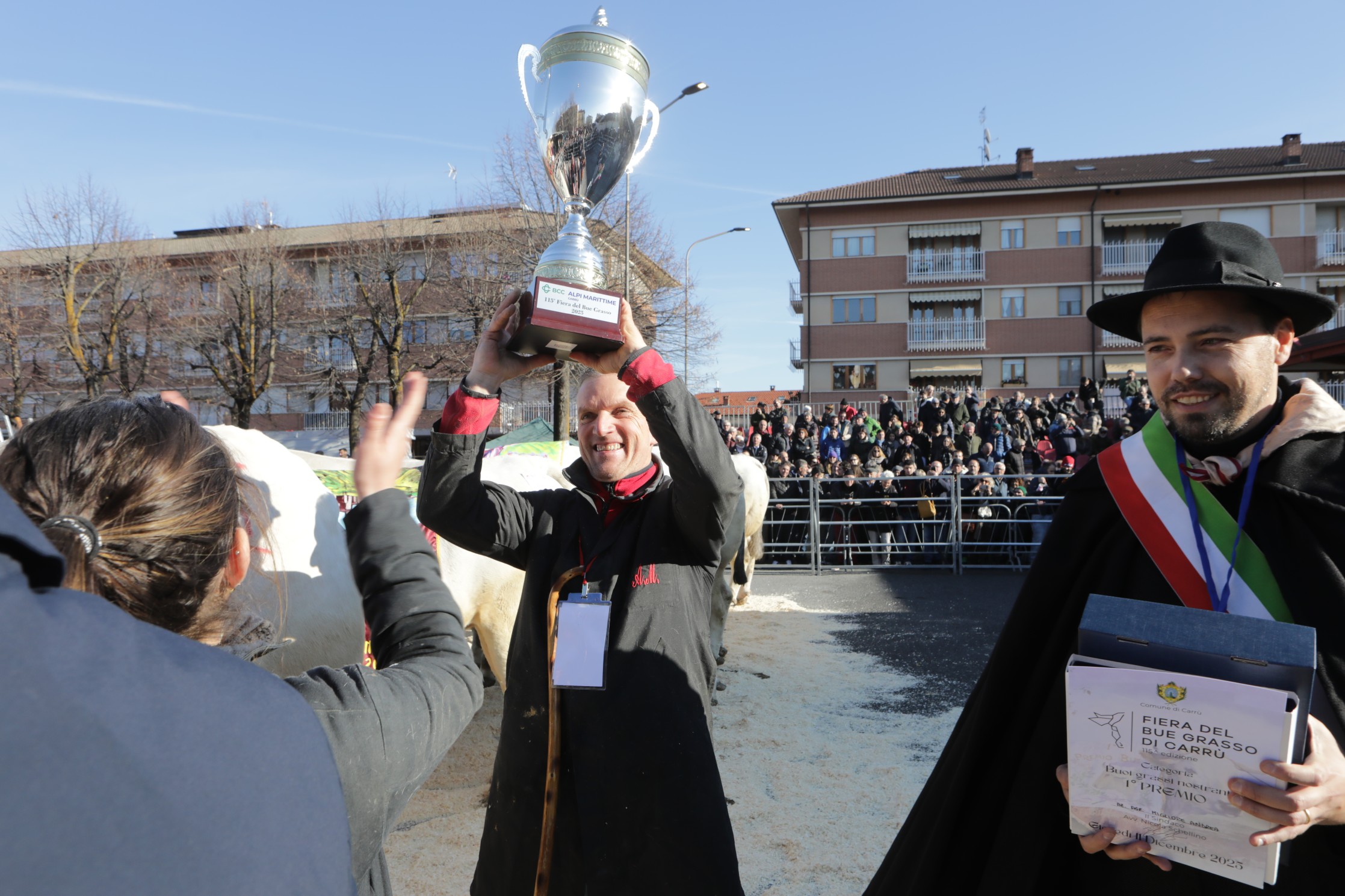 La premiazione di Carmelo, miglior bue grasso nostrano di Andrea Migliore di Caraglio, alla Fiera del Bue Grasso 2025 Carrù