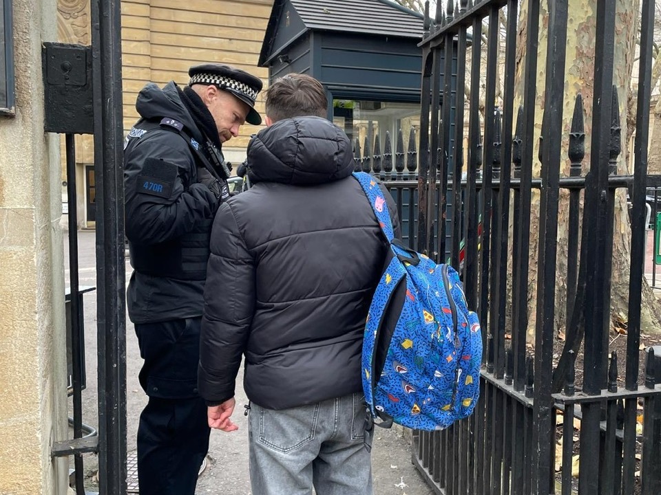 PROVINCIA GRANDA - Il giovane Sansonna all'ingresso di Buckingham Palace