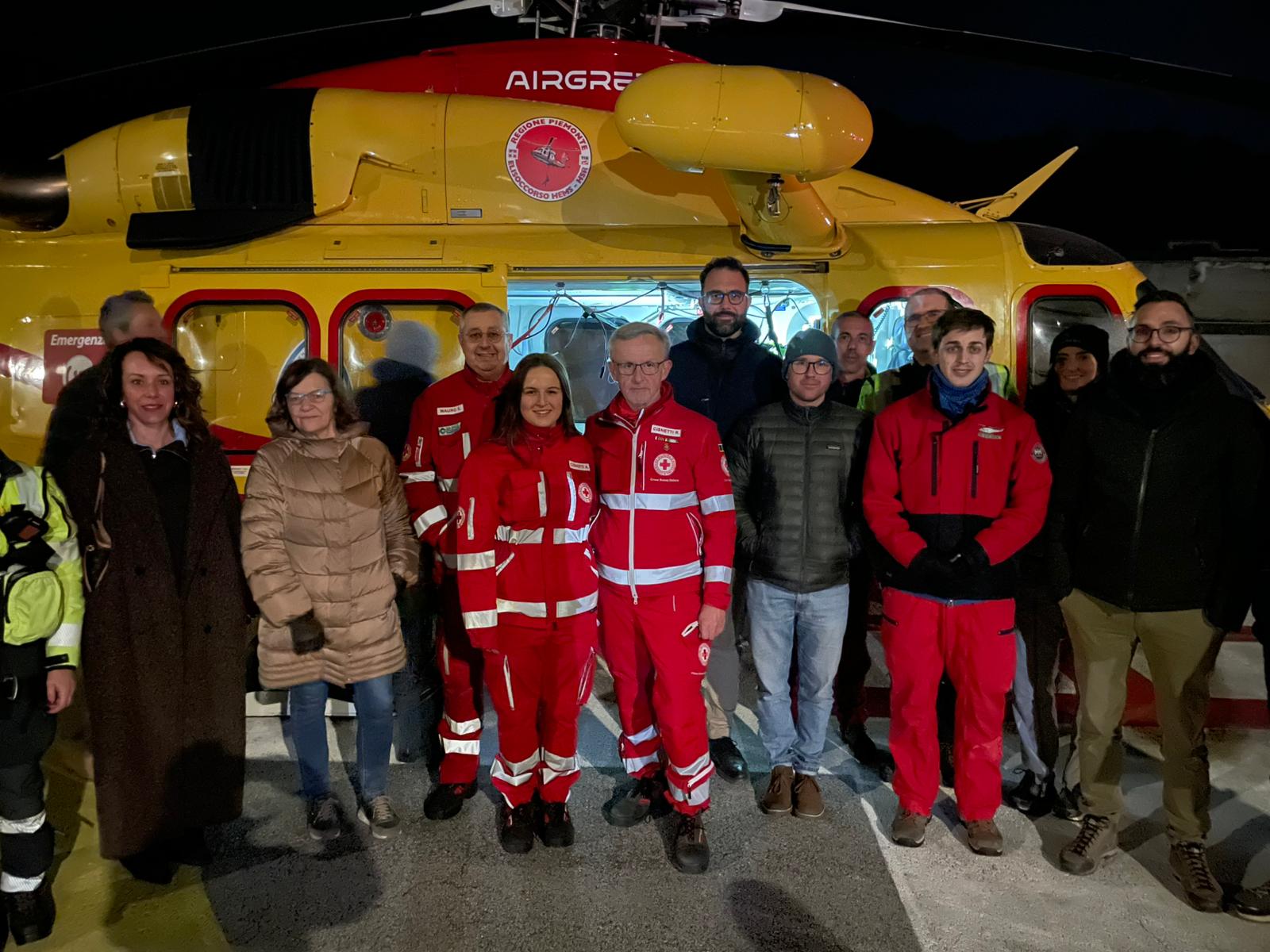 PROVINCIA GRANDA - Le autorità e i volontari in posa davanti all'elicottero