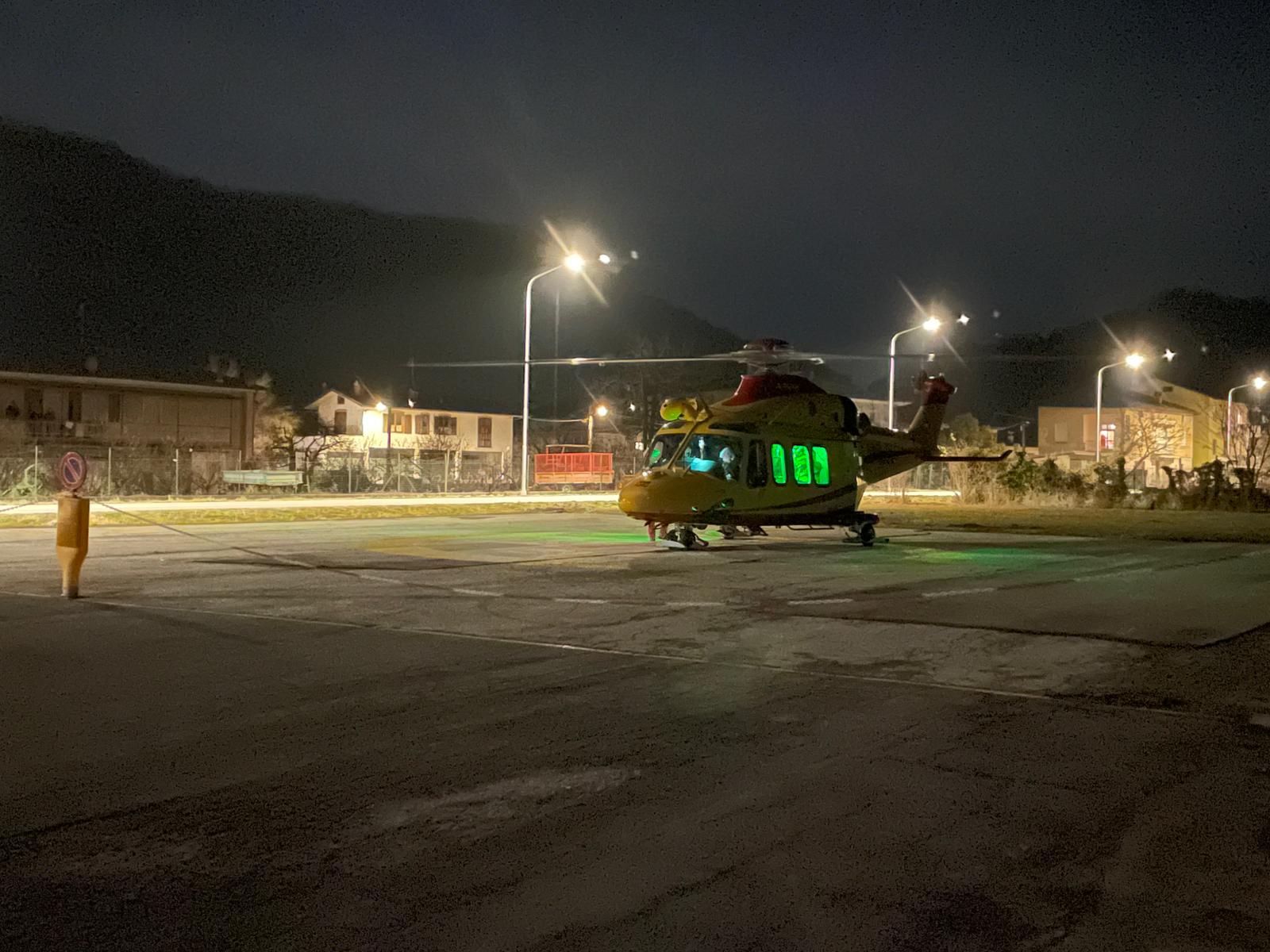 PROVINCIA GRANDA - L'elicottero appena atterrato a Chiusa Pesio