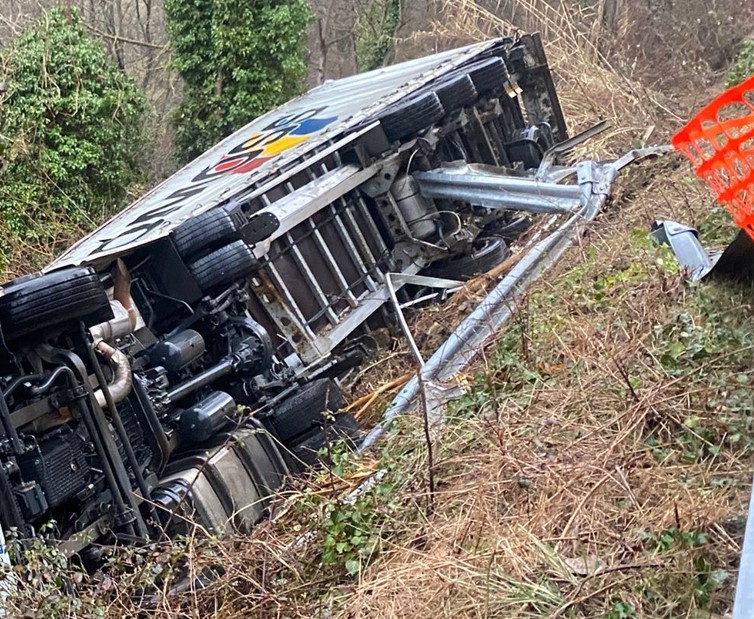 PROVINCIA GRANDA - Tir fuori strada sulla Sp 31