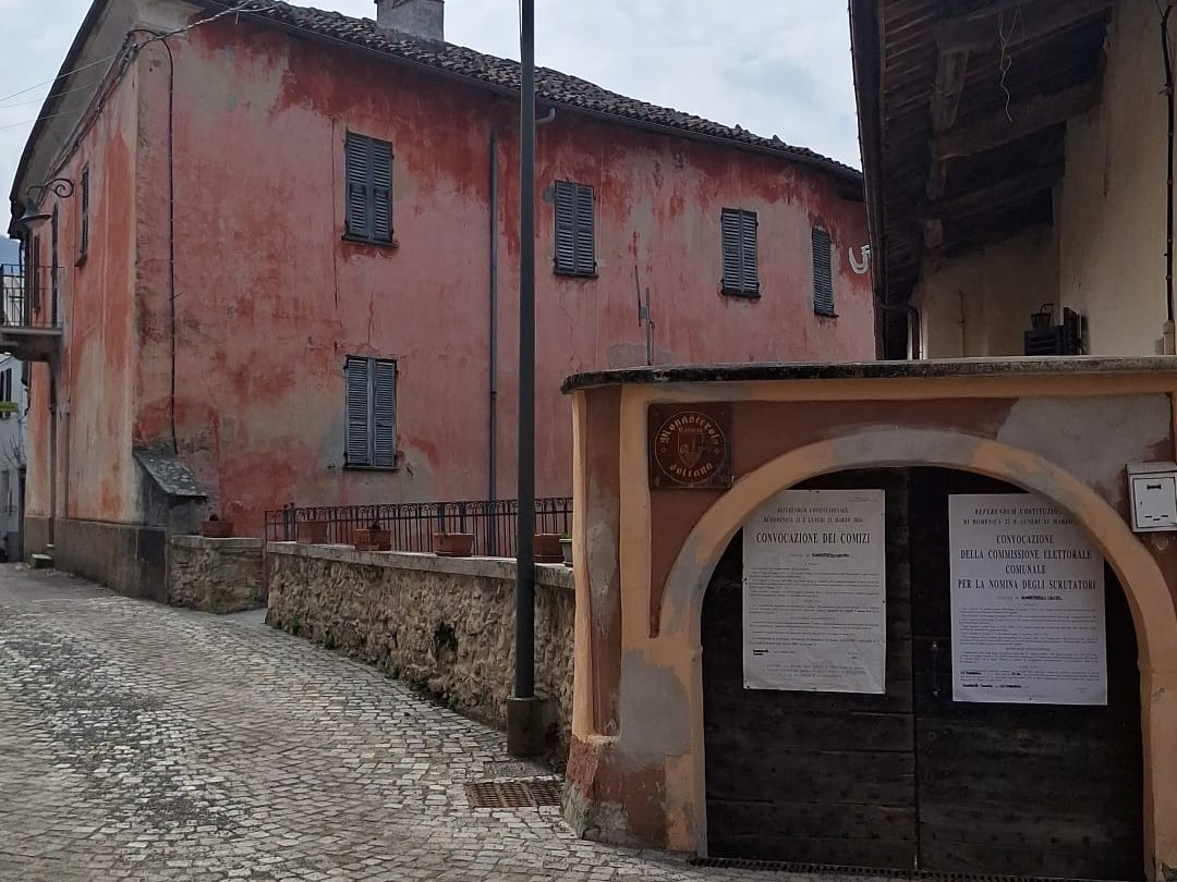 PROVINCIA GRANDA - L'ingresso dei locali a Monasterolo Casotto