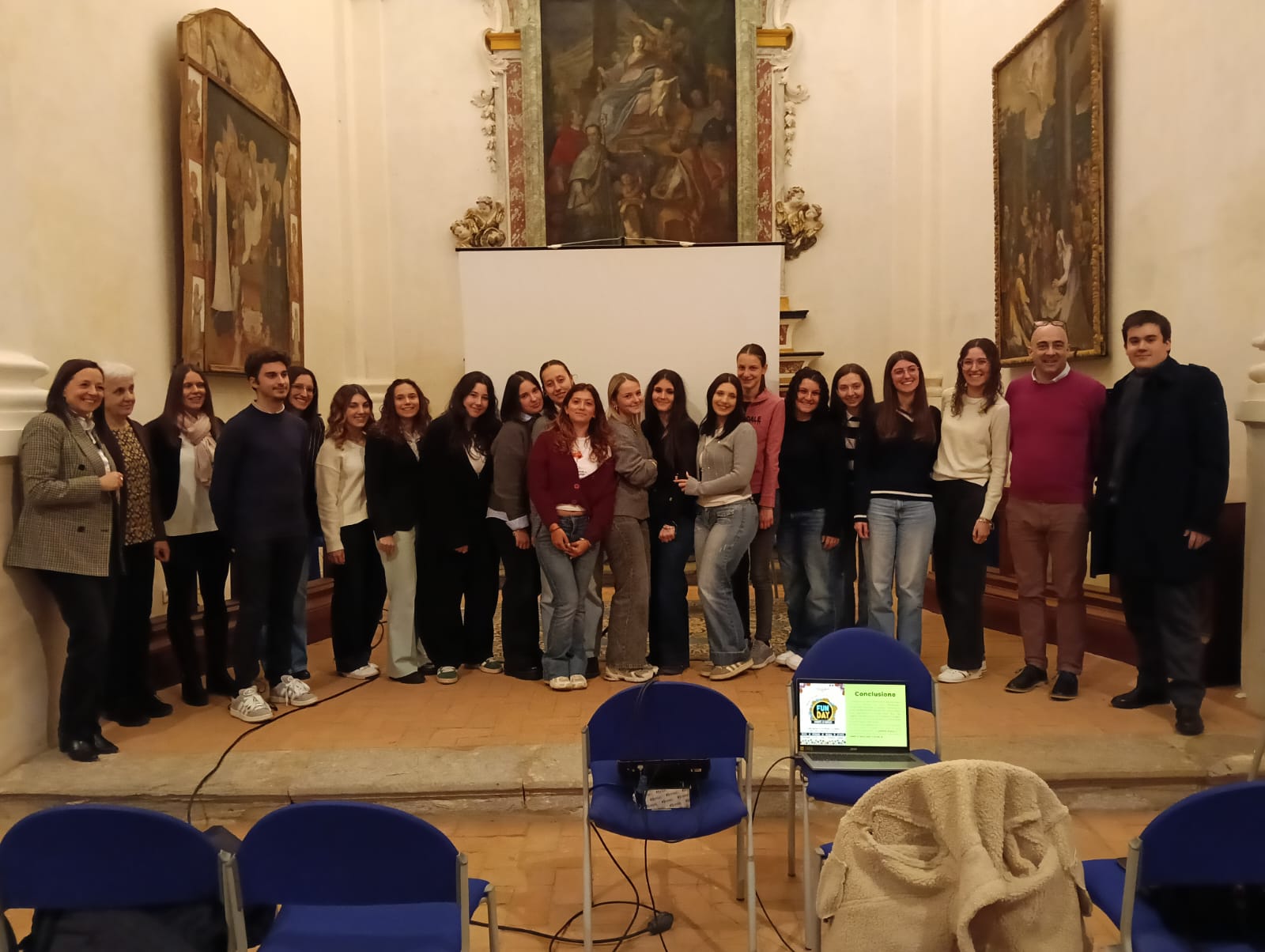 PROVINCIA GRANDA - Le ragazze del Liceo con le autorità presso la Confraternita