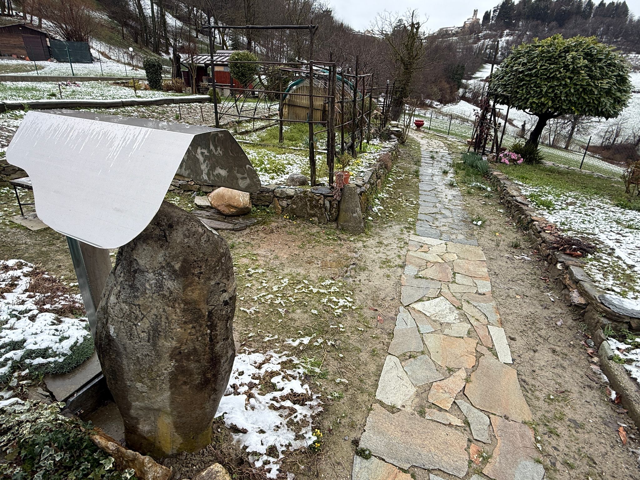 PROVINCIA GRANDA - Il menhir nel giardino privato a Vicoforte