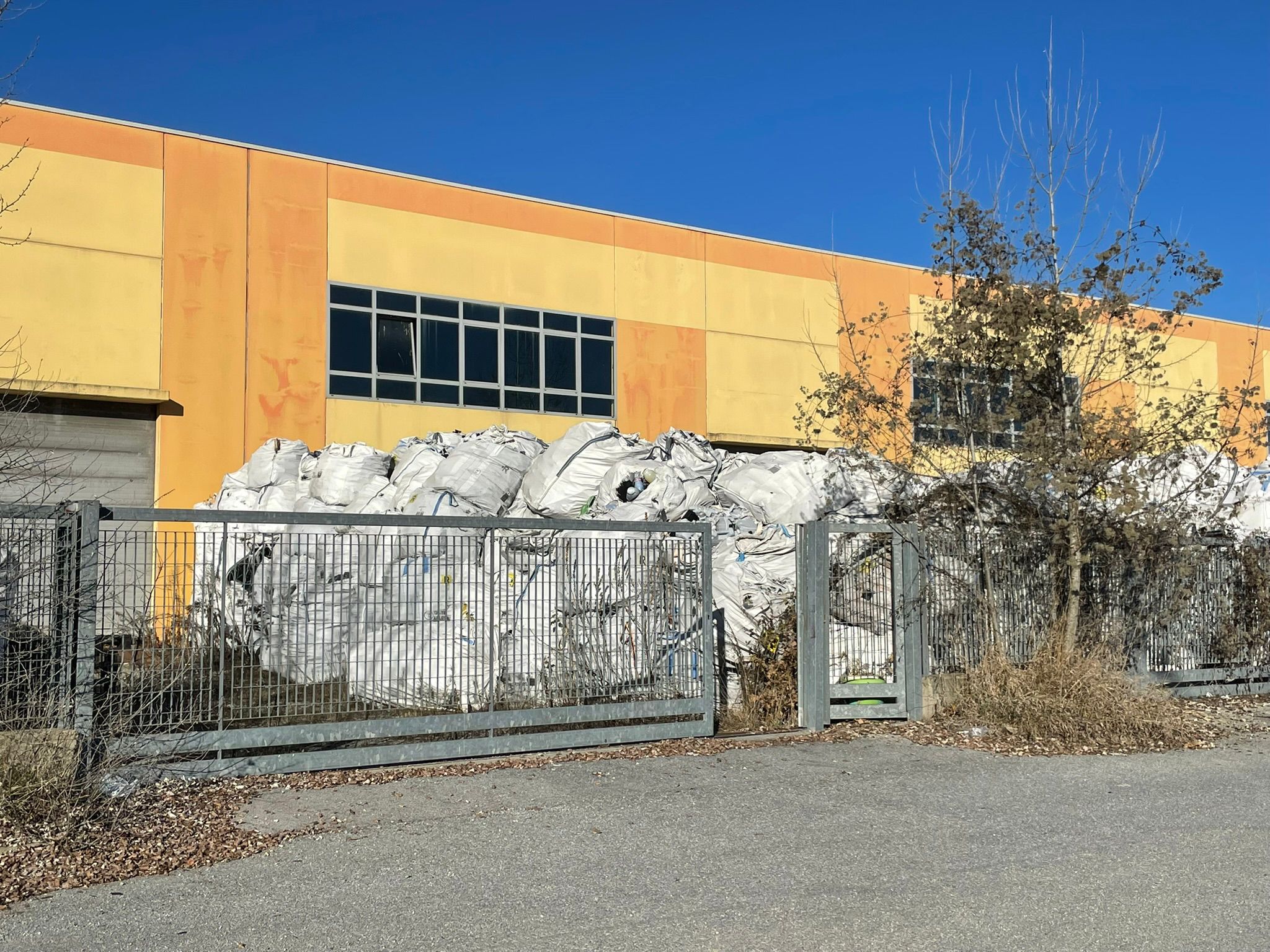 PROVINCIA GRANDA - Il capannone con i toner nell'area industriale di Niella Tanaro