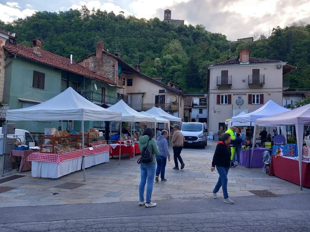 PROVINCIA GRANDA - Il mercatino in piazza Umberto I lo scorso anno
