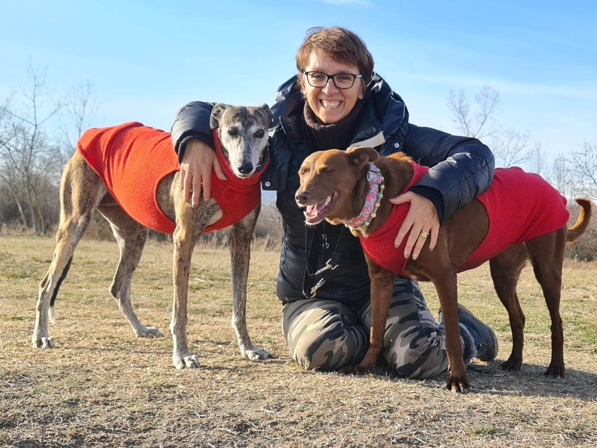 PROVINCIA GRANDA - La scrittrice di Carrù Graziella Dotta con i suoi cani