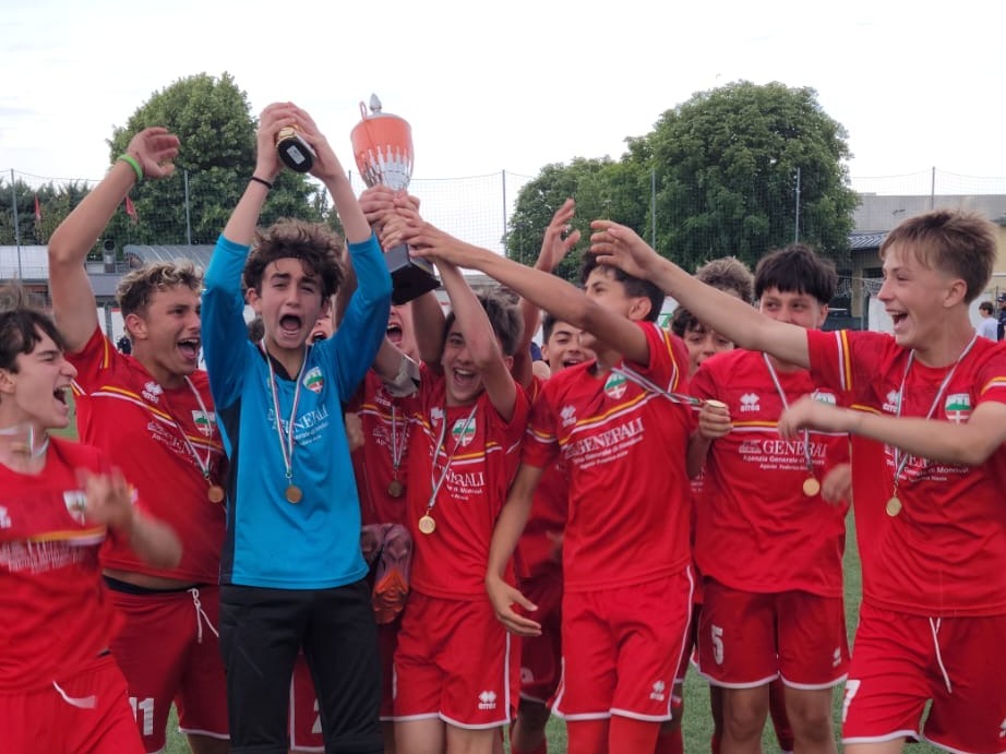 PROVINCIA GRANDA - I 2011 del Piazza Calcio festeggiano la vittoria del Memorial Pupi Bertola