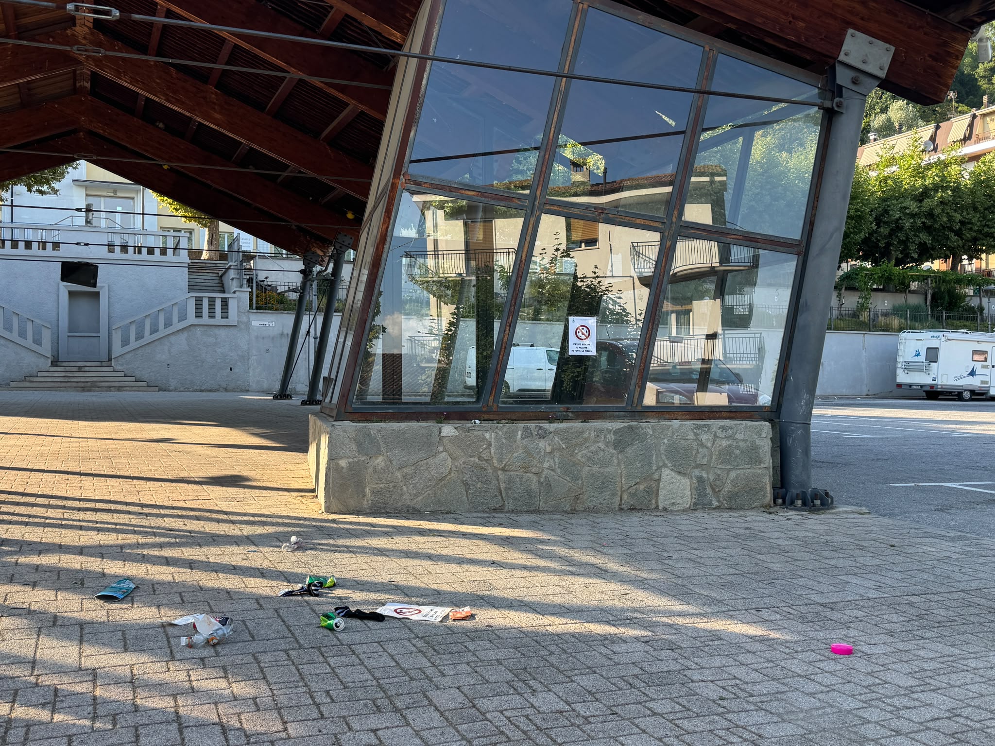 PROVINCIA GRANDA - Alcuni rifiuti abbandonati a terra in piazza Umberto I