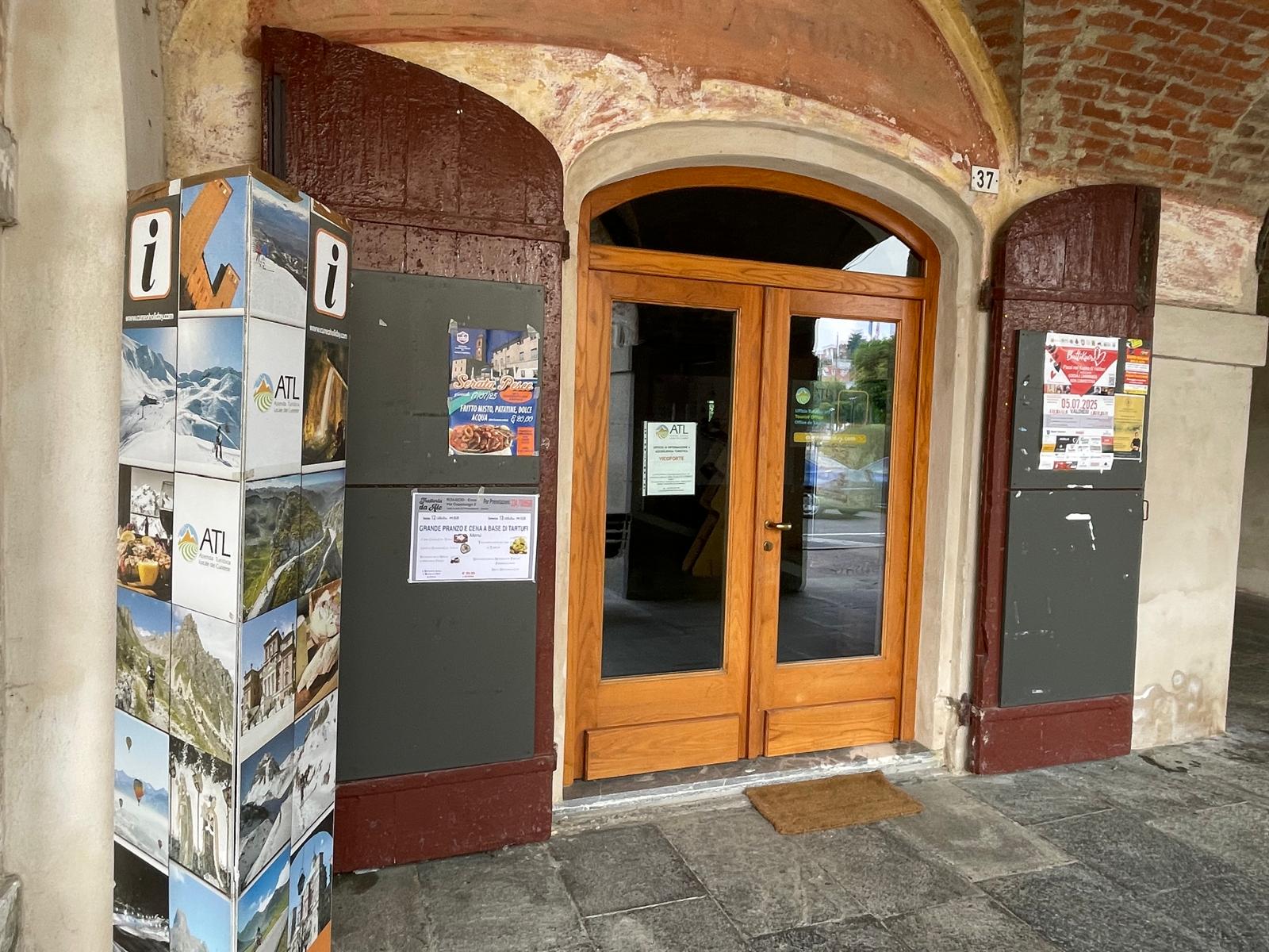 PROVINCIA GRANDA - L'Ufficio turistico sotto la Palazzata, attualmente chiuso
