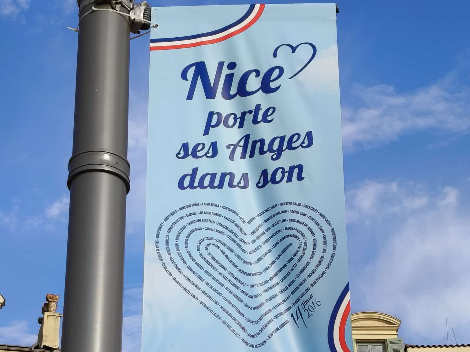 PROVINCIA GRANDA - Uno striscione che ricorda le vittime dell'attentato