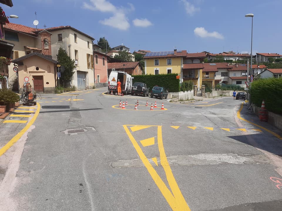 PROVINCIA GRANDA - La rotonda disegnata a terra in piazza San Sebastiano