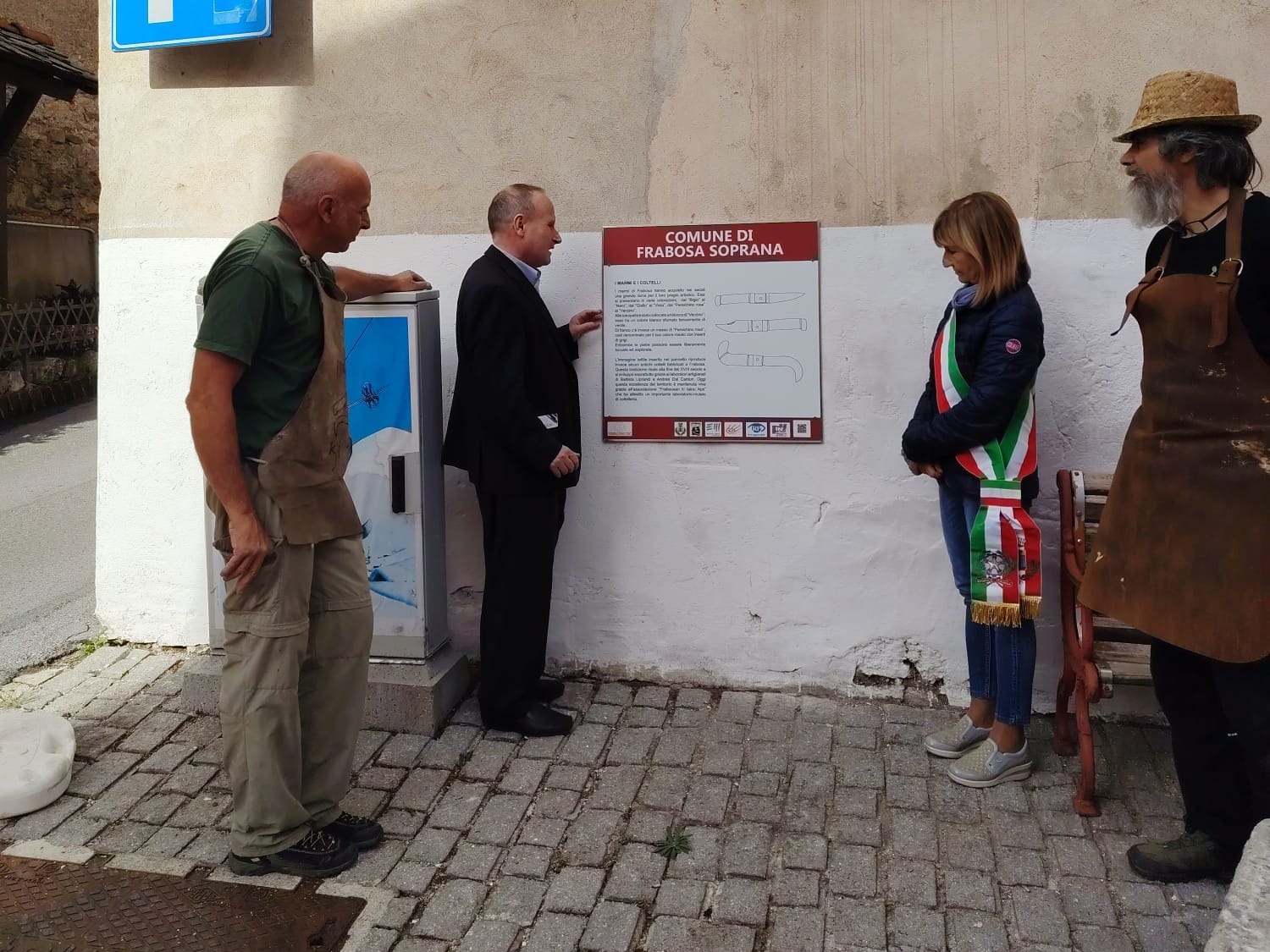 PROVINCIA GRANDA - Il nuovo pannello davanti al laboratorio di coltellinai