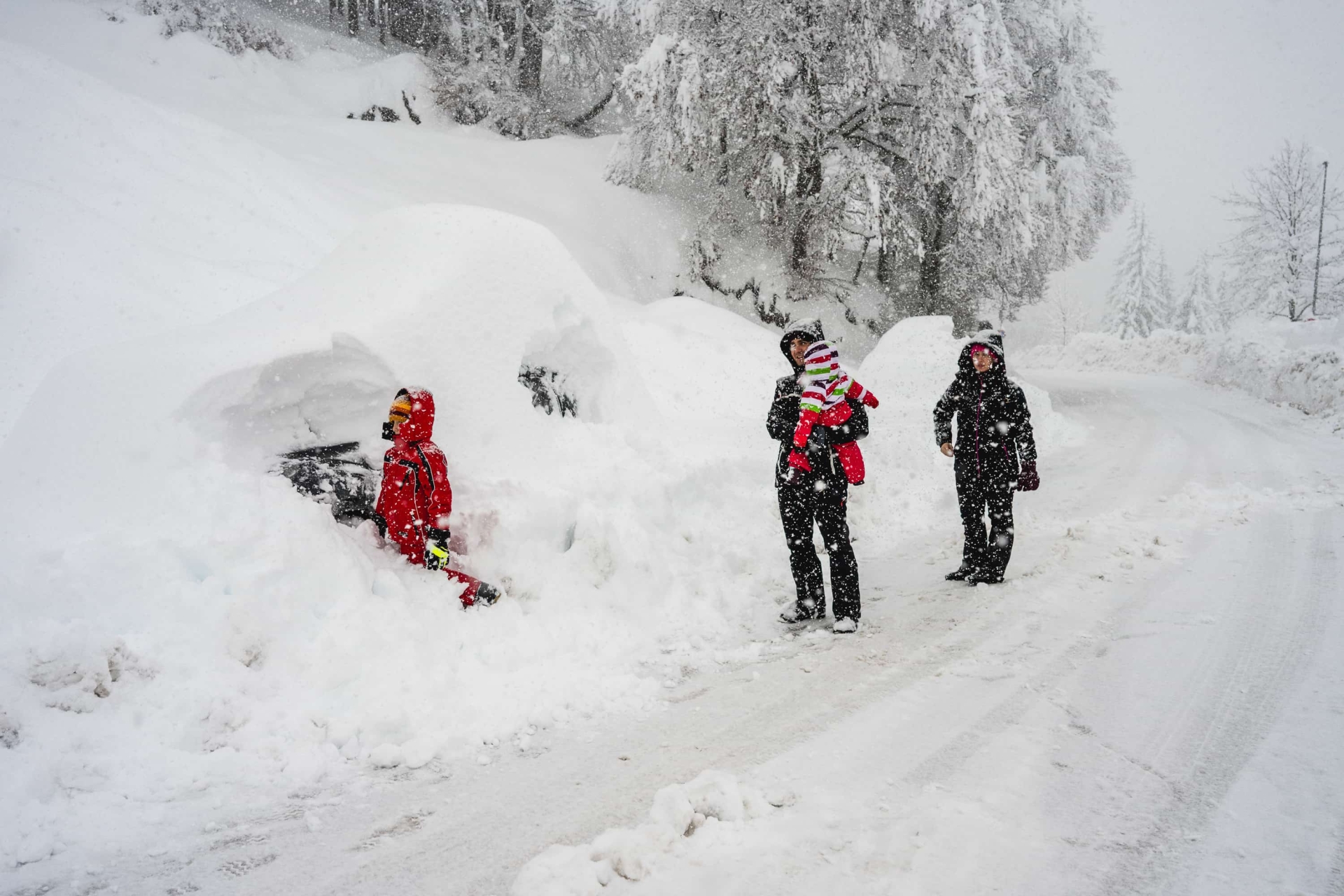 Praato nevoso neve con gente