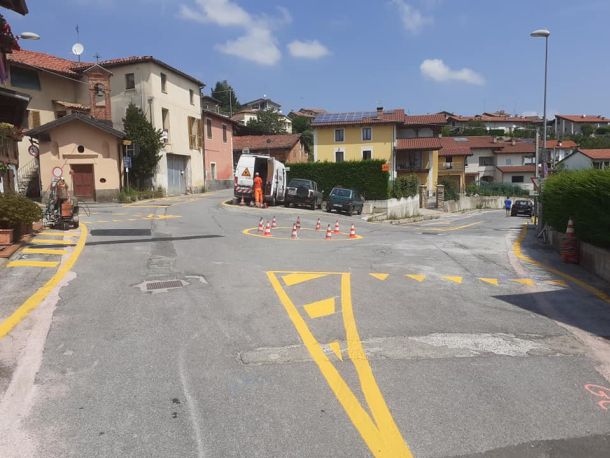 PROVINCIA GRANDA - La rotonda disegnata a terra in piazza San Sebastiano