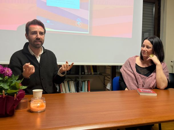 PROVINCIA GRANDA - L'attore Paolo Tibaldi in biblioteca a Clavesana