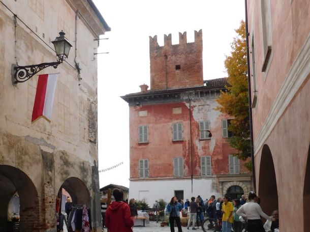 la piazza di Rocca de' Baldi