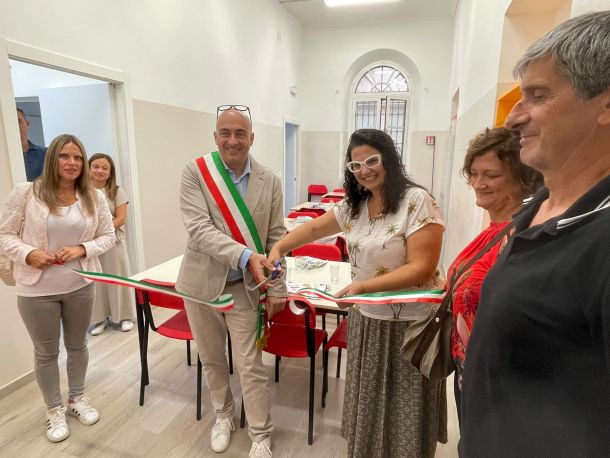 PROVINCIA GRANDA - Il taglio del nastro con il sindaco Giaccone e la Dirigente scolastica Iadarola
