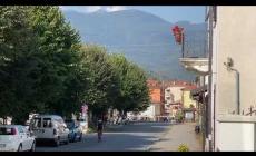 La Val Tanaro si prepara al ritorno del treno storico di domenica: passaggio a livello di Garessio in funzione