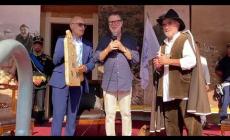 Frabosa Soprana, il Gran Maestro della Confraternita Ezio Basso consegna il Premio Simpatia a Fabio Fazio