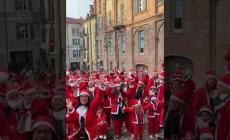 VIDEO - Mondovì, Babbo Run 2022: in piazza Roma... si balla! 