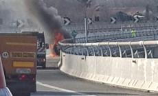 Auto in fiamme sulla Torino - Savona, nessun ferito