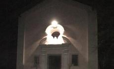 A Niella Tanaro la Chiesa di San Rocco illuminata contro il virus