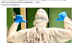 Infermiere di Carrù scrive sul camice una dedica al suo “eroe” Tiziano Ferro che risponde: «L’eroe sei tu»