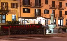 Serrande alzate e luci accese: a Farigliano flash mob di ristoratori e negozianti per chiedere aiuto