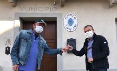«Non lasciateci soli», dopo il flash mob i negozianti di Farigliano consegnano le chiavi al sindaco