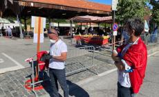 Mondovì, covid-19, le misure anticontagio al "mercato grande" (riaperto) in piazza Ellero, sabato 2 maggio 2020. Contapersone, transenne, distanze, mascherine...