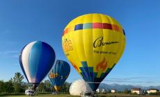 Mondovì: le mongolfiere tornano a volare, i colori nel cielo blu per scacciare la pandemia