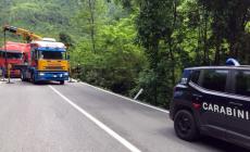 Ormea: autoarticolato urta muro, traffico bloccato