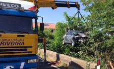 A Mondovì auto esce di strada e finisce nel torrente, ferite lievi per il conducente