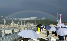 Le immagini del nuovo ponte di Genova sul Polcevera: un arcobaleno ha salutato la giornata