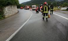 Scivola con la moto e urta un'auto sulla statale 28. Incidente nel pomeriggio tra Ceva e Nucetto