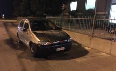 Auto in fiamme in via Cuneo a Mondovì. Messa in sicurezza dai vigili del fuoco
