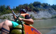 Farigliano, che matto l’assessore Andrea Bertone: fa rafting sul Tanaro su una zucca gigante!