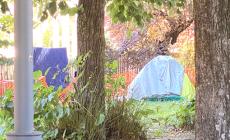 In tenda nei giardini della stazione: il senzatetto diventa un “caso politico”