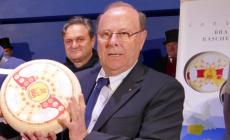 Quattro nuovi nati di Frabosa Soprana premiati a Scarnafigi dal Consorzio del Bra e Raschera