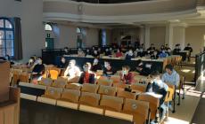 Mondovì, primo giorno di lezioni al Politecnico - Lezione "in presenza" in aula magna, 58 iscritti