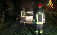 Indagini sull'auto trovata in fiamme in un noccioleto di Beinette 