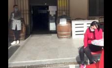 «Un sopruso chiudere il mio locale», barista protesta davanti al "Caffè Centro" di Farigliano