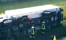 Priola: autocarro si ribalta, autista ferito in modo lieve